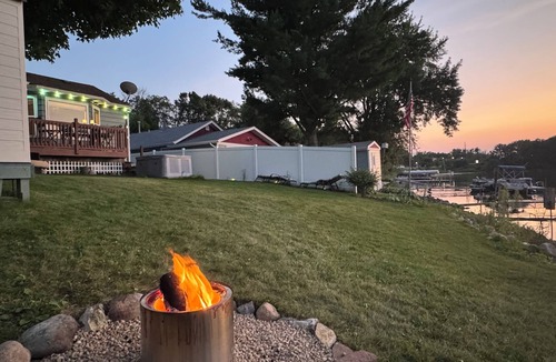 Lindstrom Cabin | Cozy Lake Escape - Hot tub, Sauna, Fire Pit, Kayak/Canoe & More