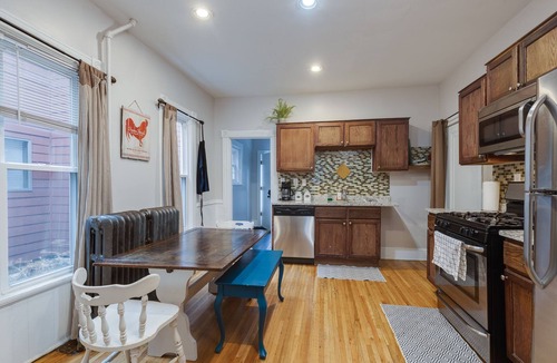 Powderhorn House | Cozy Lyn-Lake Escape Walkable 9 Beds Uptown
