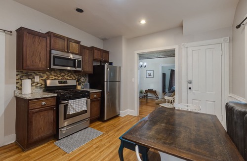 Powderhorn House | Cozy Lyn-Lake Escape Walkable 9 Beds Uptown
