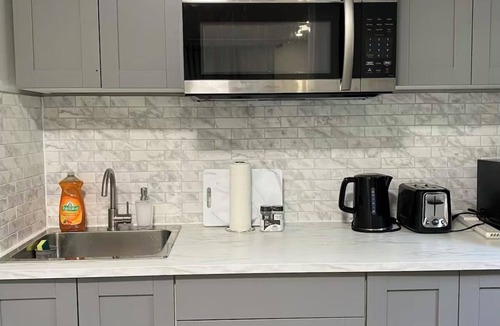 Curran Hall House | Cozy Open Studio in a Serene Neighbourhood