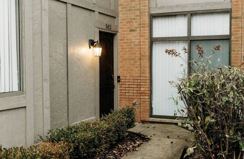 Novi Apartment | ⭐️Cozy&Quiet 2 bedroom. King bed Hot Tub Pool🐕⭐️