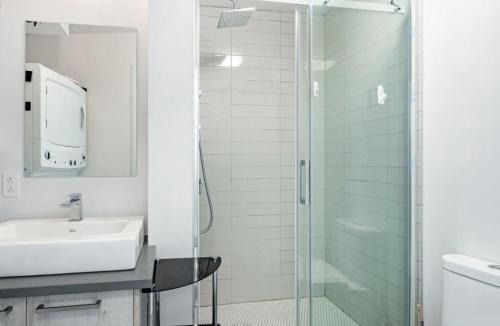 Cote-Des-Neiges—Notre-Dame-De-Grace Apartment | Cozy stays