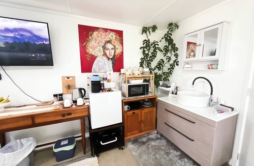 Tirohanga Apartment | Cozy Studio - 5mins to Beach · Outdoor Bath · Breakfast Included · Pets Welcome