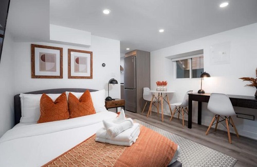 Parkdale Apartment | Cozy Studio Near High Park Dining & Transit