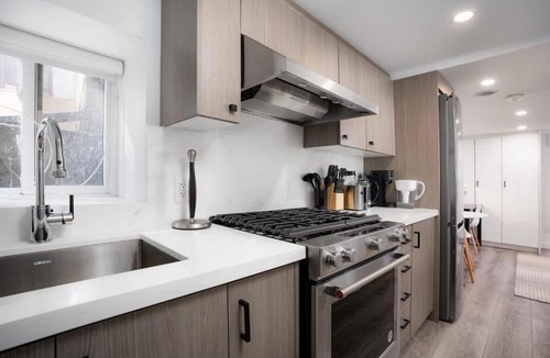 Parkdale Apartment | Cozy Studio Near High Park Dining & Transit