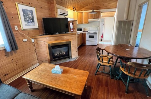 Wasaga Beach Cottage | Cozy Two-Bedroom Cabin - 25 min to Blue Mountain, 3 min Walk to Beach