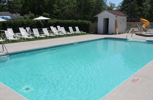 Wasaga Beach Cottage | Cozy Two-Bedroom Cabin - 25 min to Blue Mountain, 3 min Walk to Beach