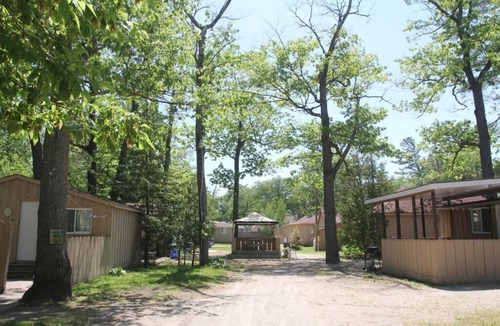 Wasaga Beach Cottage | Cozy Two-Bedroom Cabin - 25 min to Blue Mountain, 3 min Walk to Beach