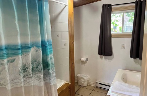 Wasaga Beach Cottage | Cozy Two-Bedroom Cabin - 25 min to Blue Mountain, 3 min Walk to Beach