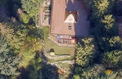 Gibsons House | Cozy Upscale Getaway - Fantastic Location