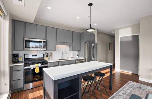 Downtown Minneapolis Apartment | CozySuites in Marquee 2BR 2BA w/pool & gym
