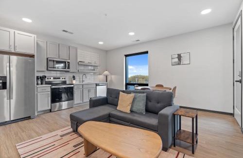 Lockerbie Square Apartment | CozySuites Mass with parking lounge & roof deck #28