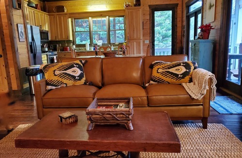 Blue Ridge Cabin | 'CREEK-N-AWESOME' Luxury Creek Cabin/Trout Fishing/Hot Tub/PET FRIENDLY
