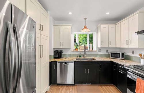 North Star House | Creekside Retreat, King Bed Near Downtown & Trails, sleeps 14!
