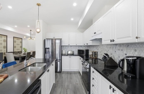 The Blue Mountains Villa | Crosswinds Peak: Sleek 3BDR - Mins to BM Village
