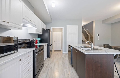 The Blue Mountains Villa | Crosswinds Retreat: Steps to Blue Mtn for 8 Guests