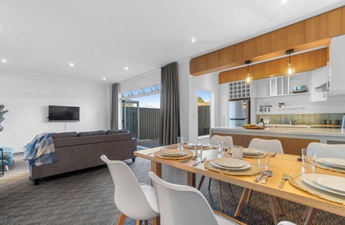 Hamilton East Apartment | D-Street Retreat - Hamilton