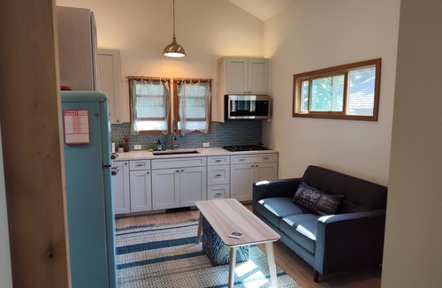 Santa Barbara Cottage | Darling Tiny House - 2 Blocks from State St.