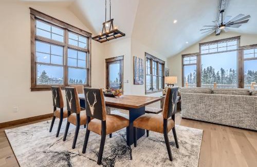 Baldy Mountain House | Deere Retreat Home Hot Tub Stylish