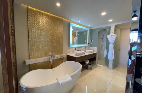 Chula Vista Resort | Deluxe Studio @ Villa la Valencia Beatiful Beach Front Condo with full service