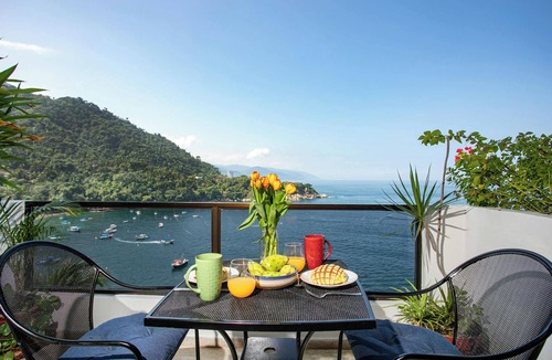 South Shore Hotel Area Apartment | Designer Remodeled Beachfront Retreat, Ocean Views