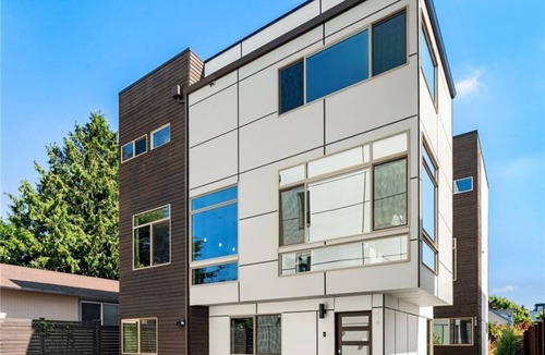 Atlantic House | Designer Urban Retreat w/Rooftop Deck & Fireplace