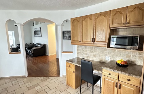 Barrie House | Detached private bungalow, sleeps10, 4min to lake/downtown, NO STAIRS/10 carpark