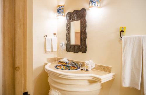 Colonia El Progreso Villa | Disconnect and Recharge in Spacious Villa