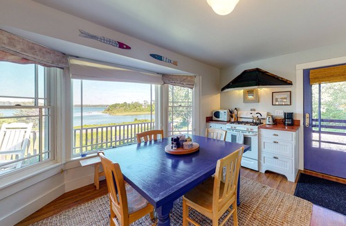 Tenants Harbor Cottage | Dog-friendly bayfront home close to Rockland with water view - snowbirds welcome