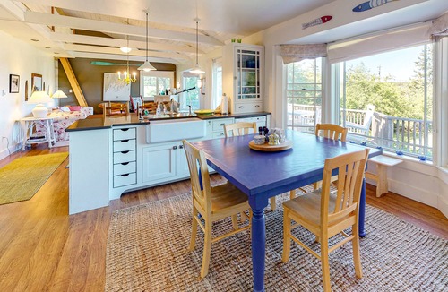 Tenants Harbor Cottage | Dog-friendly bayfront home close to Rockland with water view - snowbirds welcome