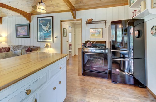 Idyllwild House | Dog-friendly mountain retreat with private hot tub & well-appointed deck