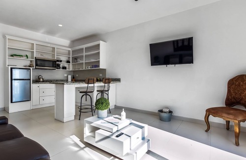 La Paloma House | Dog-friendly suite with kitchenette, heated outdoor pool, hot tub, private patio