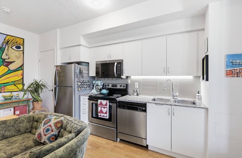 Fort York Apartment | Downtown Bachelor Steps to Transit, Dining & Nightlife