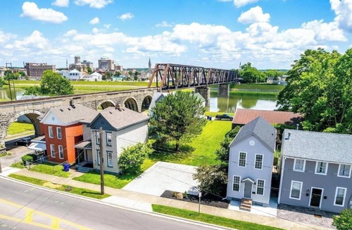 Hamilton House | Downtown Hamilton Retreat - Walk to Dining + Sleeps 5+
