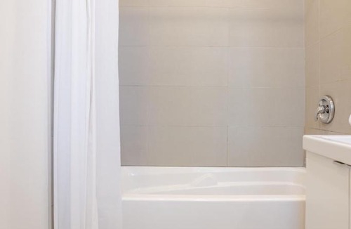 Quartier des Spectacles Apartment | Downtown Hideaway Peaceful and Trendy