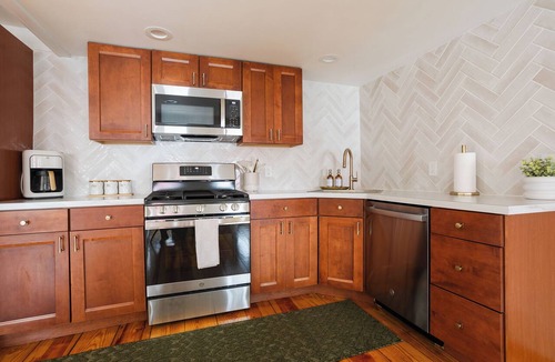 Williamstown House | Downtown Hideaway - Sleeps 8 - Perfect for Groups