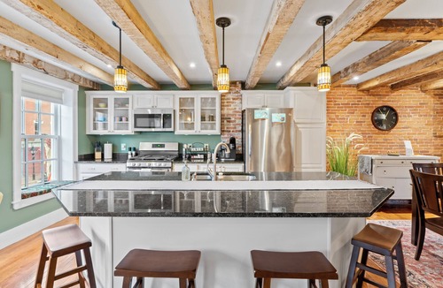 Hallowell Apartment | Downtown, River Views, Dining, King & Queen beds!