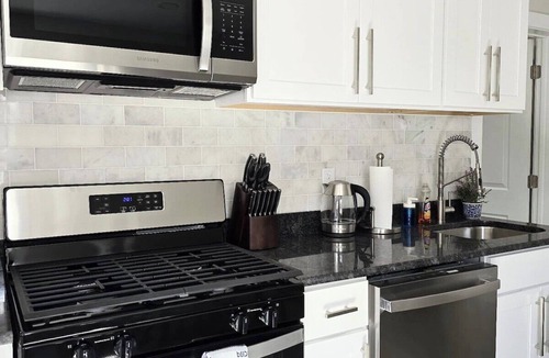 New Haven Apartment | Downtown Yale| |5 bedroom Modern| Laundry|
