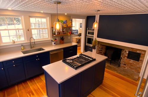 Brooklin Cottage | Dragonfly Cottage: An airy 2-bedroom cottage in delightful Brooklin with WiFi