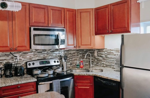 West Poplar Apartment | Dream/King Bed/120" Projector/Canopy Bed