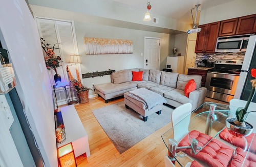 West Poplar Apartment | Dream/King Bed/120" Projector/Canopy Bed