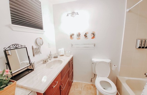 West Poplar Apartment | Dream/King Bed/120" Projector/Canopy Bed