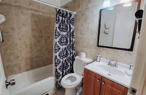 West Poplar Apartment | Dream/King Bed/120" Projector/Canopy Bed