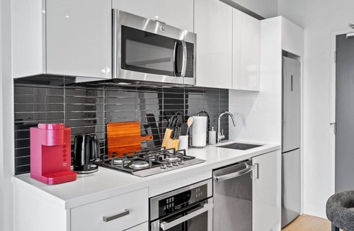 Connaught Apartment | DT Views |UG Park | Mins to Saddledome | Gym