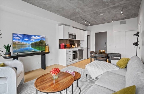 Connaught Apartment | DT Views |UG Park | Mins to Saddledome | Gym