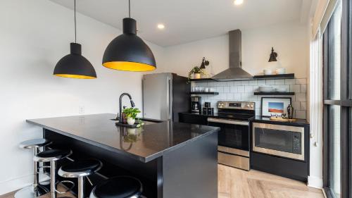 Historic Edgefield House | Dual Bachelor Pads w Rooftop Lounge Games Sleeps 26 5 Min to Broadway