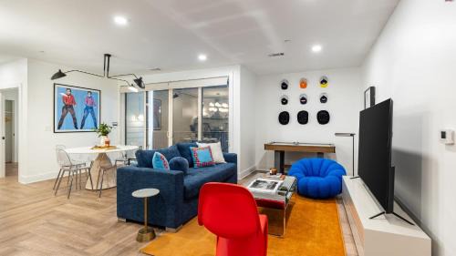 Historic Edgefield House | Dual Bachelor Pads w Rooftop Lounge Games Sleeps 26 5 Min to Broadway