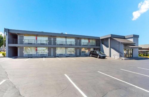 Gallatin Cabin | Econo Lodge Gallatin - Metro Nashville
