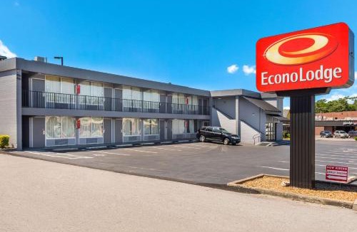 Gallatin Cabin | Econo Lodge Gallatin - Metro Nashville