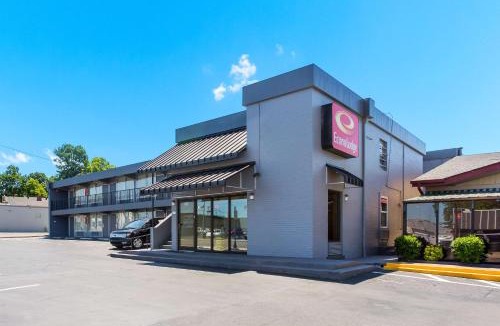 Gallatin Cabin | Econo Lodge Gallatin - Metro Nashville